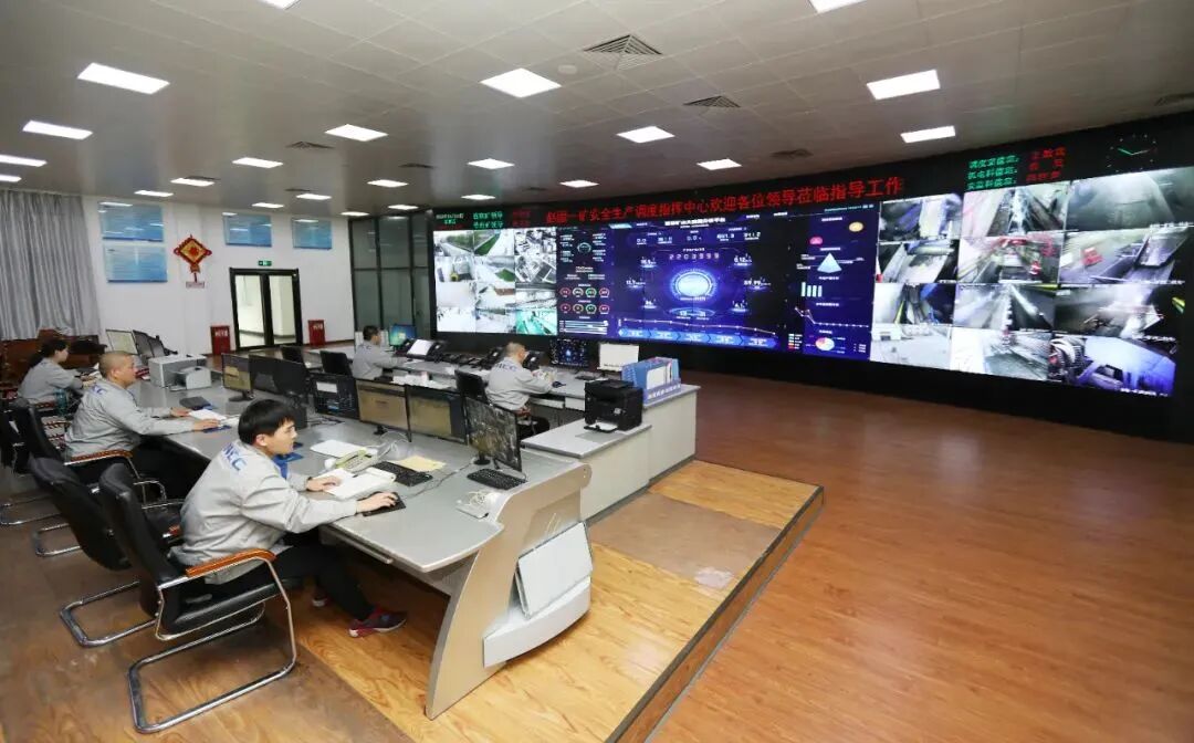 赵固一矿安全生产调度指挥中心职工通过智能化管控平台远程监控操作井下作业情况。