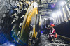 2021年10月19日,工人在伊金霍洛旗一家煤矿矿井里检修采煤机