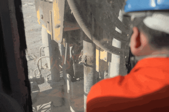 中国能建易普力人工钻孔工作