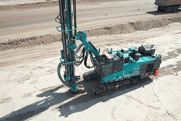 中国能建易普力智能钻机自带“高能大脑”，精准定位、一键式打孔、故障智能诊断，钻孔效率大幅提升
