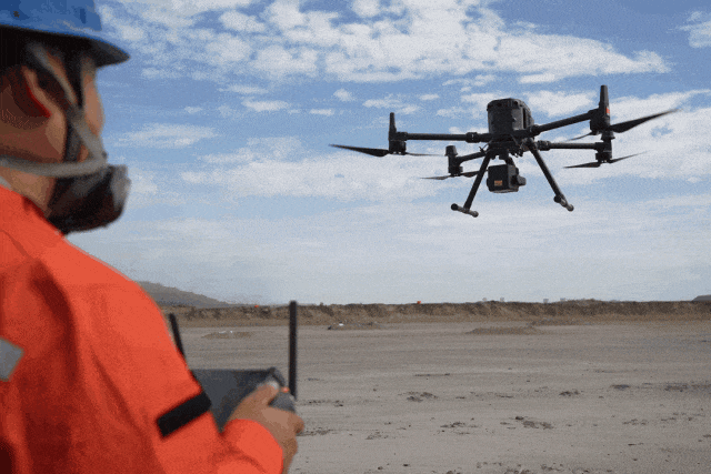 中国能建易普力无人机收集现场地理信息，收集的数据传导至三维爆破设计系统，还能够智能优化爆破孔网参数，大大提高爆破作业效率