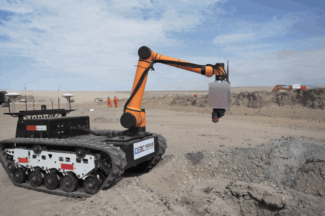 中国能建易普力验孔机器人搭载高精度六轴转臂控制系统，能灵活准确将测量仪移动到炮孔上方，自动化采集炮孔深度、孔温等参数
