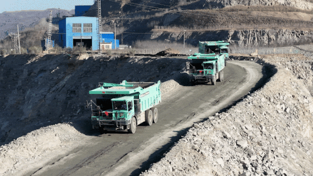 洛阳钼业三道庄矿区无人驾驶矿卡已在部分作业区常态化运行，不仅提升运输效率，更显著降低安全风险与碳排放；智能配矿系统则根据矿石品位动态优化入选方案，提升资源综合利用率。