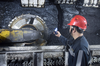 陕西郭家河煤业职工在井下使用防爆4G智能手机，实现实时通讯、精准定位、实时调度、安全检查、设备巡检等