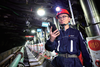 神东布尔台煤矿综采工作面职工通过“矿鸿操作系统”在手机上实时操控液压支架